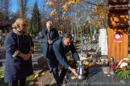 umk_3946.jpg-Rakowicki, cmentarz, zapalenie, znicze, Kraków, pamięta, 2022, zniczy