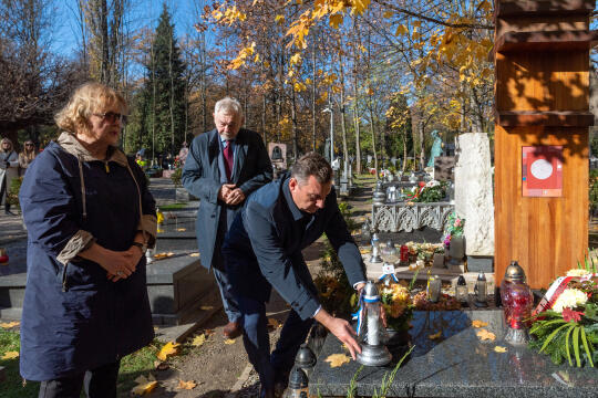 umk_3946.jpg-Rakowicki, cmentarz, zapalenie, znicze, Kraków, pamięta, 2022, zniczy