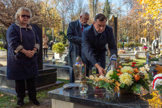 umk_3964.jpg-Rakowicki, cmentarz, zapalenie, znicze, Kraków, pamięta, 2022, zniczy