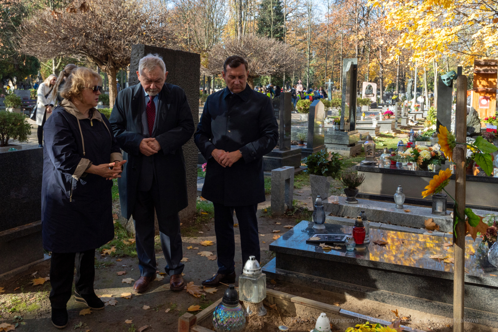 umk_3968.jpg-Rakowicki, cmentarz, zapalenie, znicze, Kraków, pamięta, 2022, zniczy  Autor: P. Wojnarowski