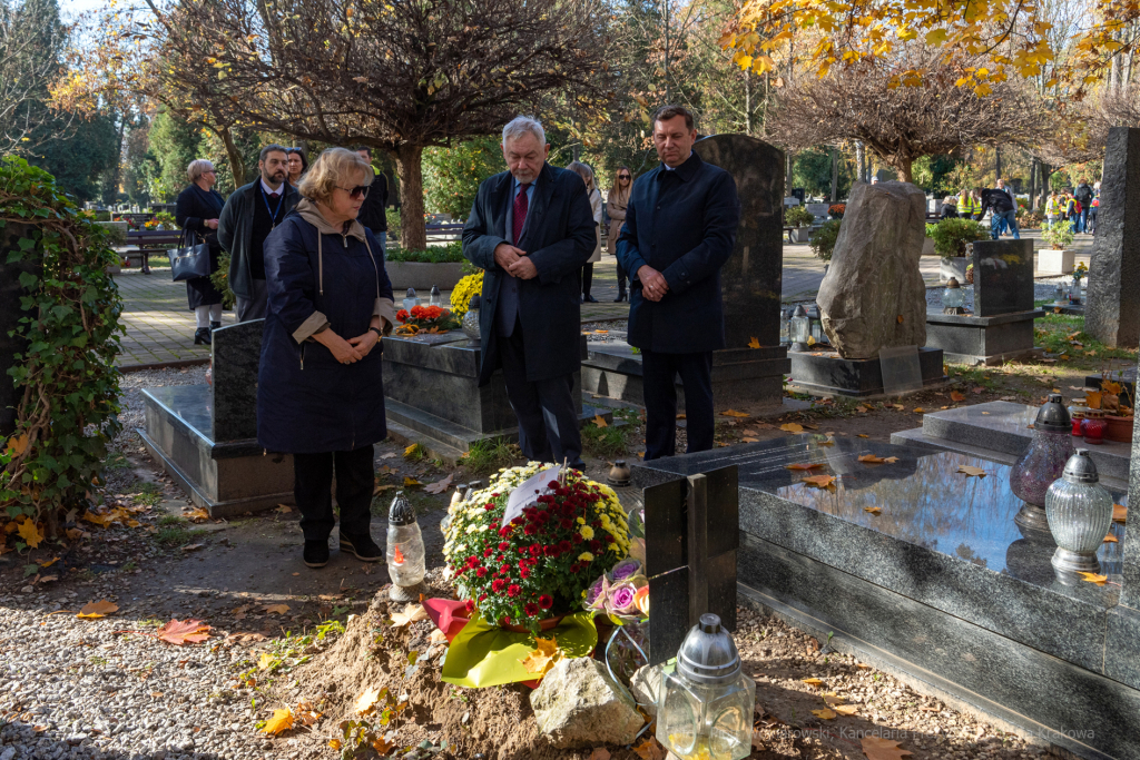 umk_3985.jpg-Rakowicki, cmentarz, zapalenie, znicze, Kraków, pamięta, 2022, zniczy  Autor: P. Wojnarowski