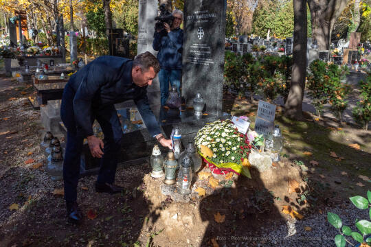 umk_3988.jpg-Rakowicki, cmentarz, zapalenie, znicze, Kraków, pamięta, 2022, zniczy