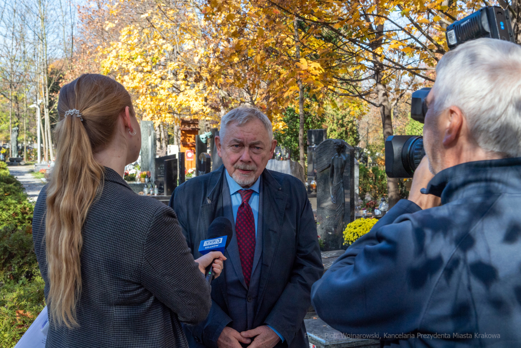umk_4006.jpg-Rakowicki, cmentarz, zapalenie, znicze, Kraków, pamięta, 2022, zniczy  Autor: P. Wojnarowski