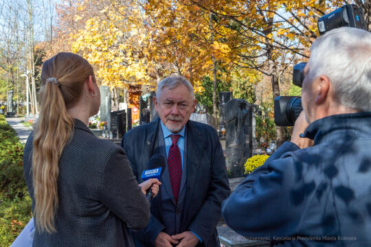 umk_4006.jpg-Rakowicki, cmentarz, zapalenie, znicze, Kraków, pamięta, 2022, zniczy