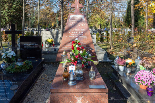 umk_4009.jpg-Rakowicki, cmentarz, zapalenie, znicze, Kraków, pamięta, 2022, zniczy