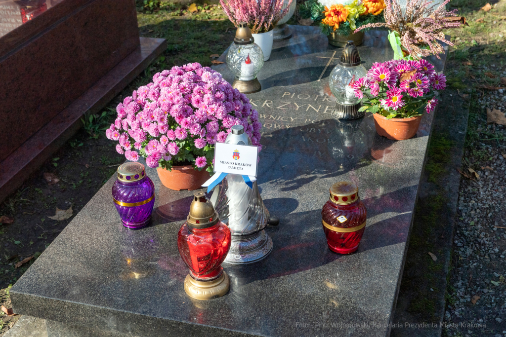 umk_4010.jpg-Rakowicki, cmentarz, zapalenie, znicze, Kraków, pamięta, 2022, zniczy  Autor: P. Wojnarowski