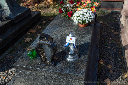 umk_4012.jpg-Rakowicki, cmentarz, zapalenie, znicze, Kraków, pamięta, 2022, zniczy