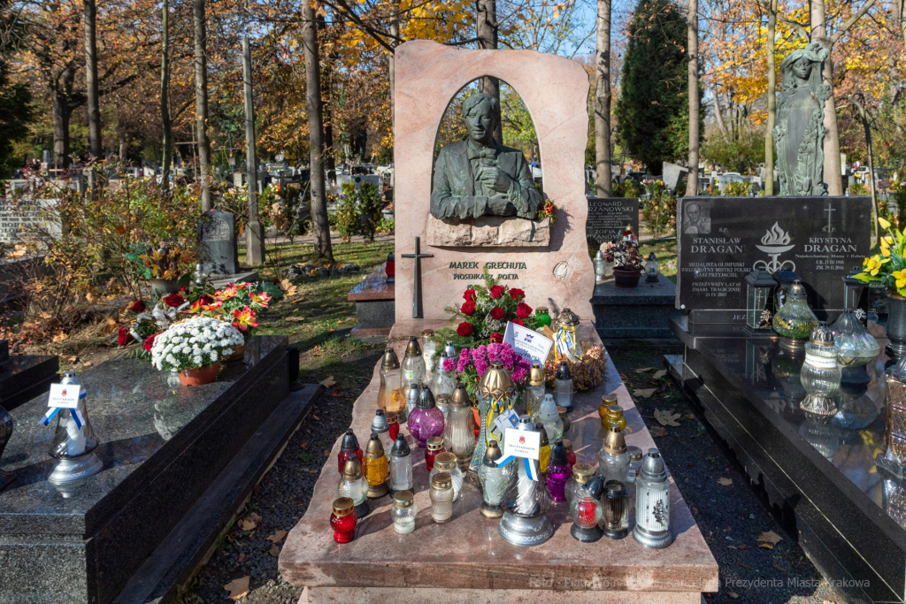 umk_4013.jpg-Rakowicki, cmentarz, zapalenie, znicze, Kraków, pamięta, 2022, zniczy  Autor: P. Wojnarowski