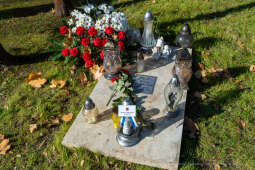 umk_4014.jpg-Rakowicki, cmentarz, zapalenie, znicze, Kraków, pamięta, 2022, zniczy