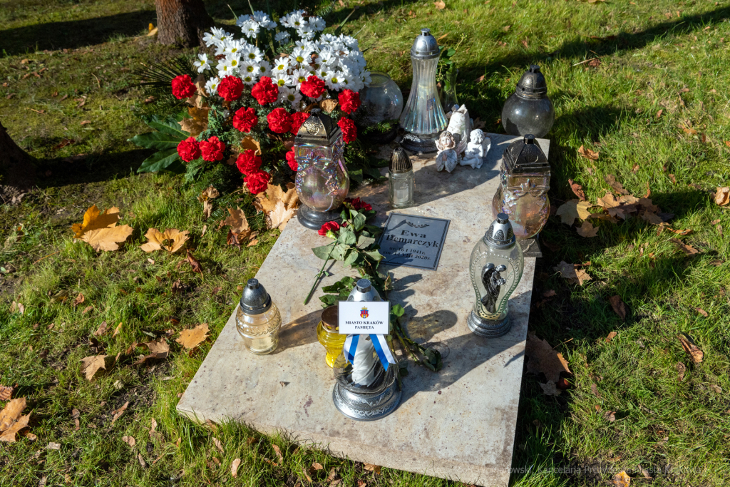 umk_4014.jpg-Rakowicki, cmentarz, zapalenie, znicze, Kraków, pamięta, 2022, zniczy  Autor: P. Wojnarowski