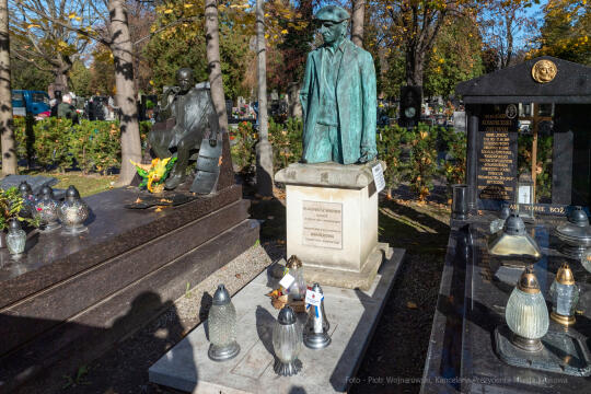 umk_4015.jpg-Rakowicki, cmentarz, zapalenie, znicze, Kraków, pamięta, 2022, zniczy