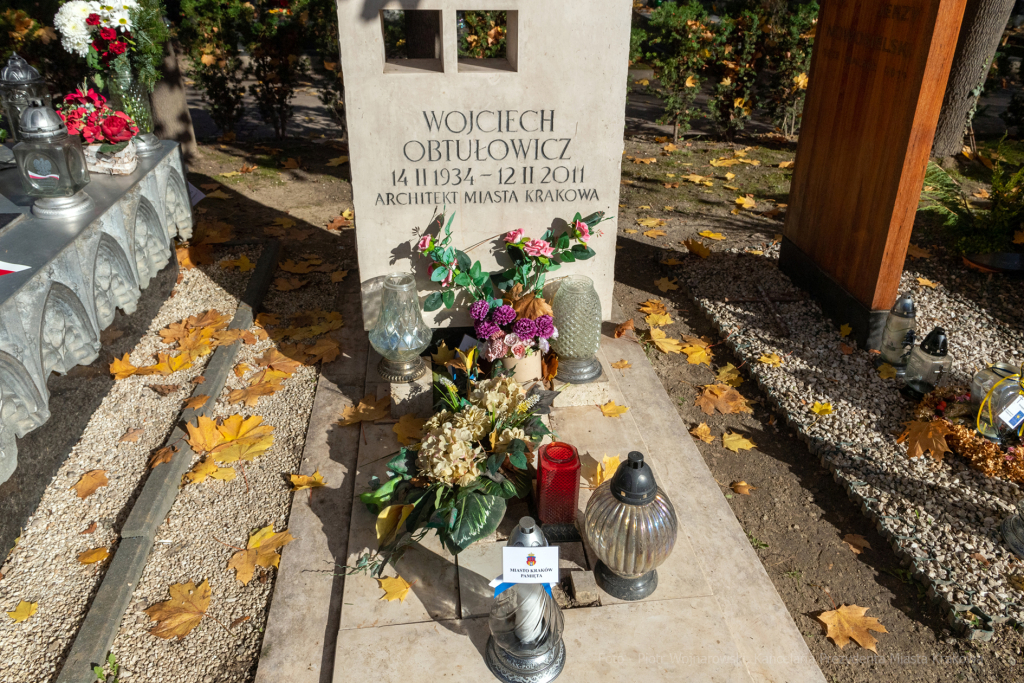 umk_4017.jpg-Rakowicki, cmentarz, zapalenie, znicze, Kraków, pamięta, 2022, zniczy  Autor: P. Wojnarowski