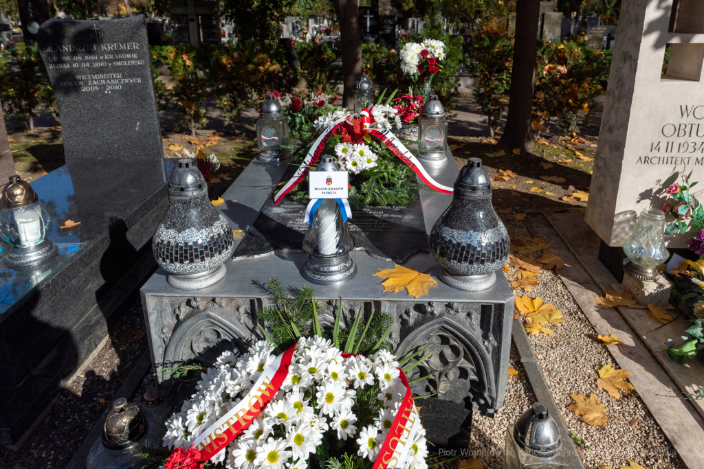 umk_4018.jpg-Rakowicki, cmentarz, zapalenie, znicze, Kraków, pamięta, 2022, zniczy  Autor: P. Wojnarowski