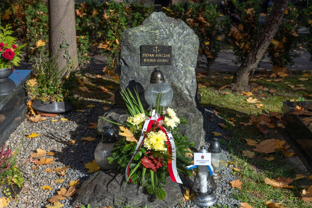 umk_4021.jpg-Rakowicki, cmentarz, zapalenie, znicze, Kraków, pamięta, 2022, zniczy  Autor: P. Wojnarowski