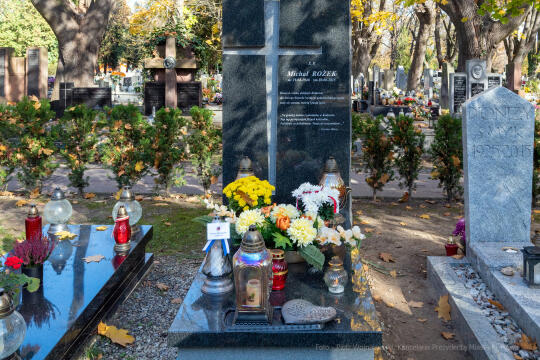 umk_4022.jpg-Rakowicki, cmentarz, zapalenie, znicze, Kraków, pamięta, 2022, zniczy