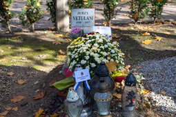 umk_4024.jpg-Rakowicki, cmentarz, zapalenie, znicze, Kraków, pamięta, 2022, zniczy