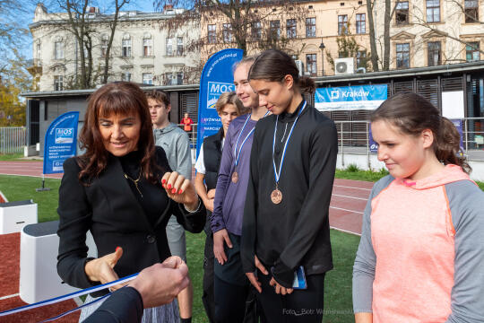 umk_4108.jpg-bieg, Stawarz, Stawarza, Korfel-Jasińska, Drewnicki, wręczenie, szabla