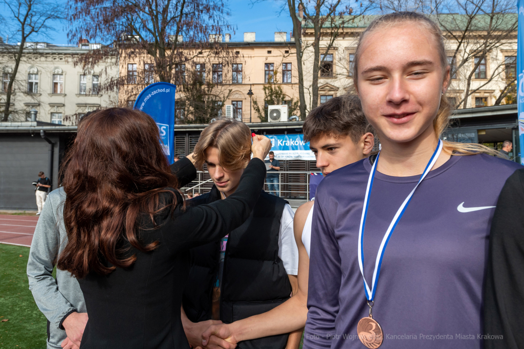 umk_4115.jpg-bieg, Stawarz, Stawarza, Korfel-Jasińska, Drewnicki, wręczenie, szabla  Autor: P. Wojnarowski