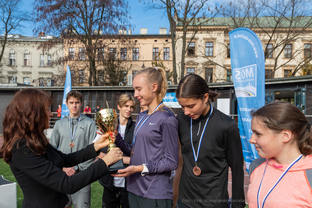 umk_4119.jpg-bieg, Stawarz, Stawarza, Korfel-Jasińska, Drewnicki, wręczenie, szabla  Autor: P. Wojnarowski