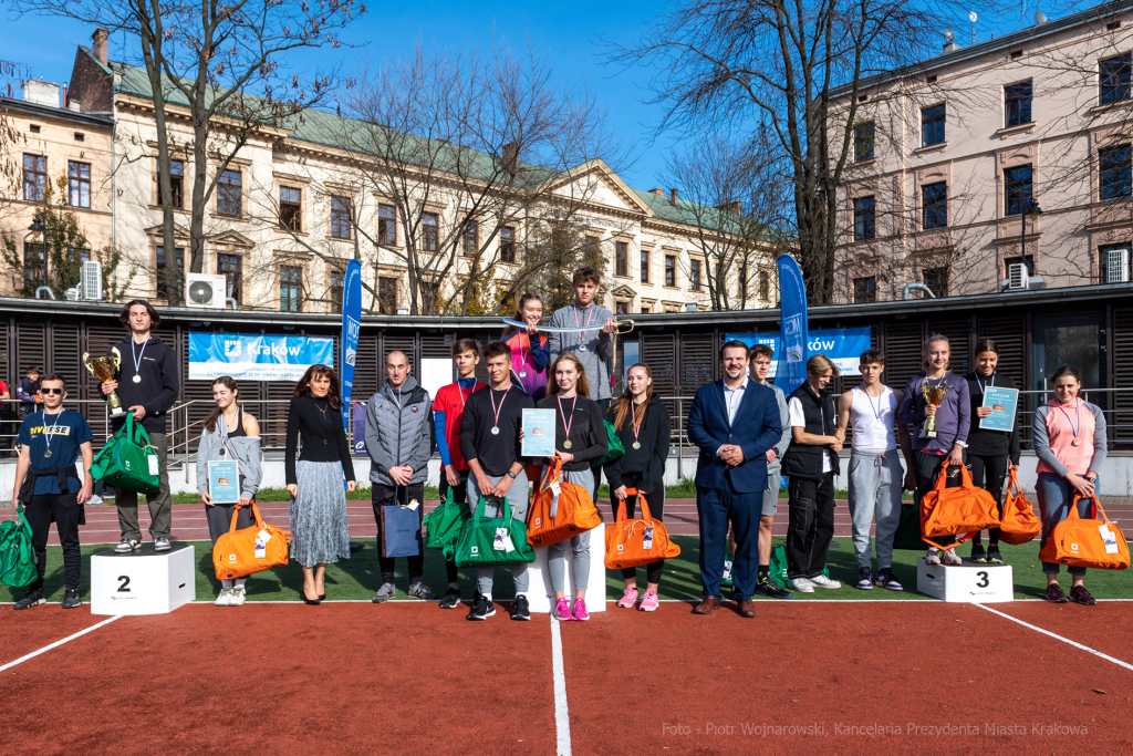 umk_4230.jpg-bieg, Stawarz, Stawarza, Korfel-Jasińska, Drewnicki, wręczenie, szabla  Autor: P. Wojnarowski