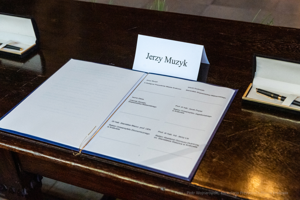 umk_4292.jpg-UJ, intencyjny, podpisanie, Kopernik, UJ, Muzyk, rektorzy, list, 2022, Collegium Maius  Autor: P. Wojnarowski