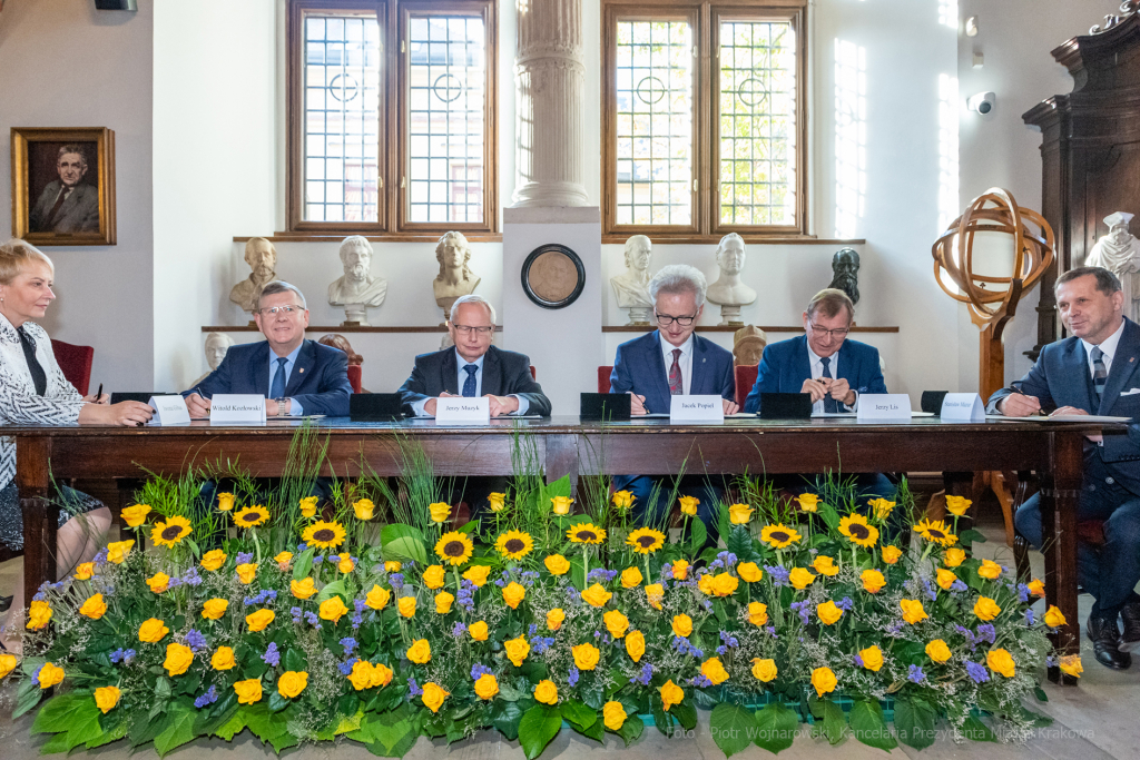 umk_4313.jpg-UJ, intencyjny, podpisanie, Kopernik, UJ, Muzyk, rektorzy, list, 2022, Collegium Maius  Autor: P. Wojnarowski