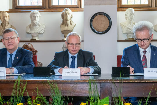 umk_4315.jpg-UJ, intencyjny, podpisanie, Kopernik, UJ, Muzyk, rektorzy, list, 2022, Collegium Maius