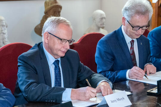 umk_4320.jpg-UJ, intencyjny, podpisanie, Kopernik, UJ, Muzyk, rektorzy, list, 2022, Collegium Maius