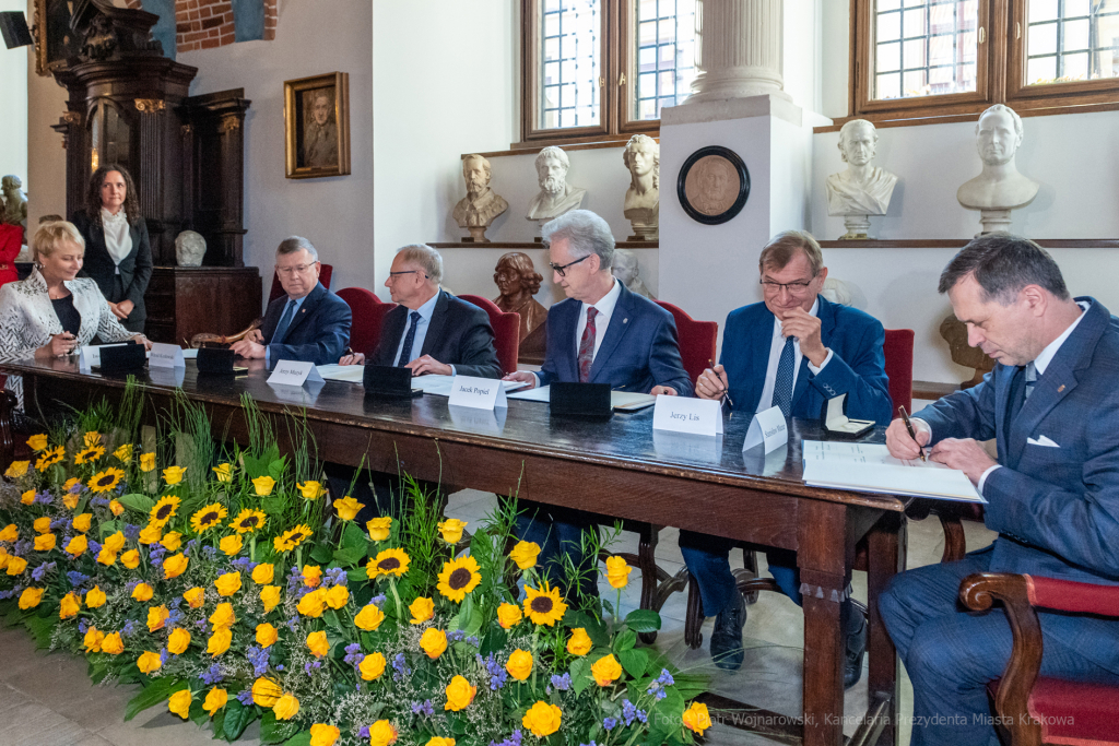 umk_4322.jpg-UJ, intencyjny, podpisanie, Kopernik, UJ, Muzyk, rektorzy, list, 2022, Collegium Maius  Autor: P. Wojnarowski