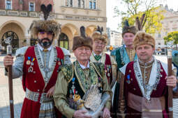 104. rocznica wyzwolenia spod władzy zaborczej – złożenie kwiatów pod tablicą pamiątkową na