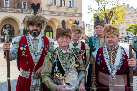 104. rocznica wyzwolenia spod władzy zaborczej – złożenie kwiatów pod tablicą pamiątkową na