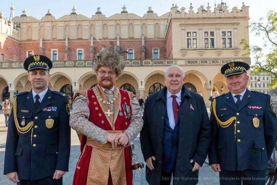 104. rocznica wyzwolenia spod władzy zaborczej – złożenie kwiatów pod tablicą pamiątkową na