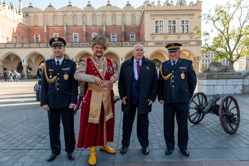 104. rocznica wyzwolenia spod władzy zaborczej – złożenie kwiatów pod tablicą pamiątkową na  Autor: P. Wojnarowski