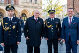 104. rocznica wyzwolenia spod władzy zaborczej – złożenie kwiatów pod tablicą pamiątkową na