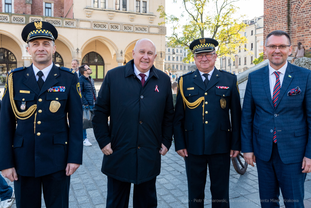 104. rocznica wyzwolenia spod władzy zaborczej – złożenie kwiatów pod tablicą pamiątkową na  Autor: P. Wojnarowski