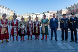 104. rocznica wyzwolenia spod władzy zaborczej – złożenie kwiatów pod tablicą pamiątkową na