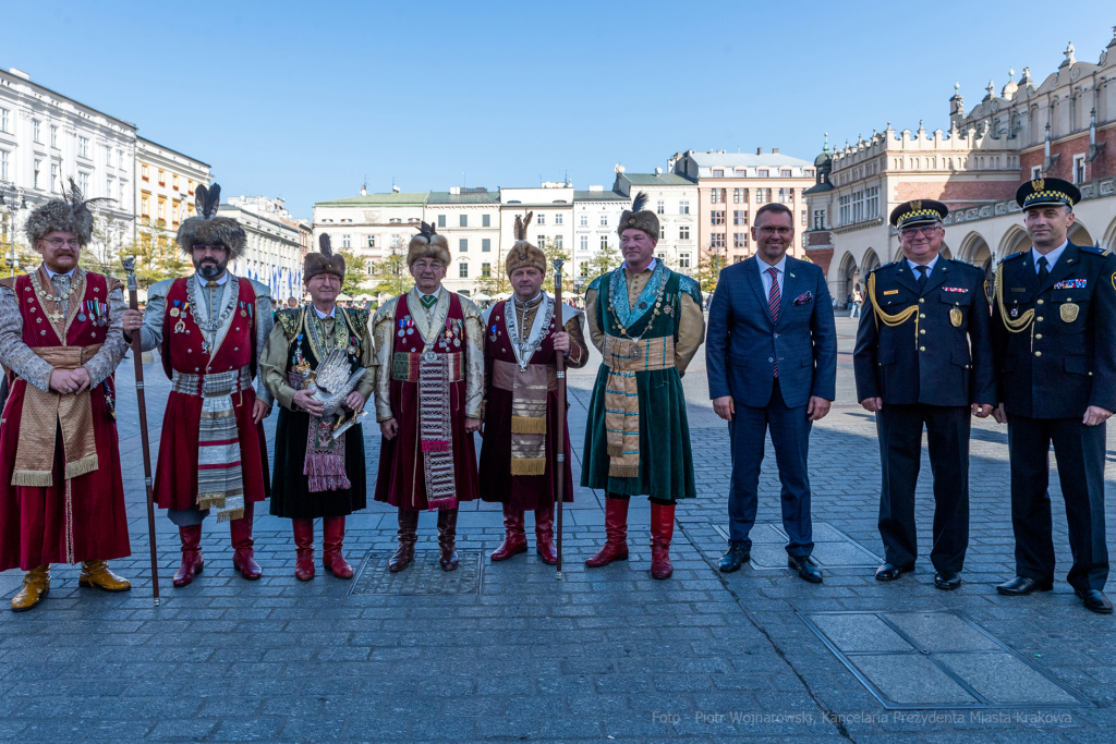 104. rocznica wyzwolenia spod władzy zaborczej – złożenie kwiatów pod tablicą pamiątkową na  Autor: P. Wojnarowski