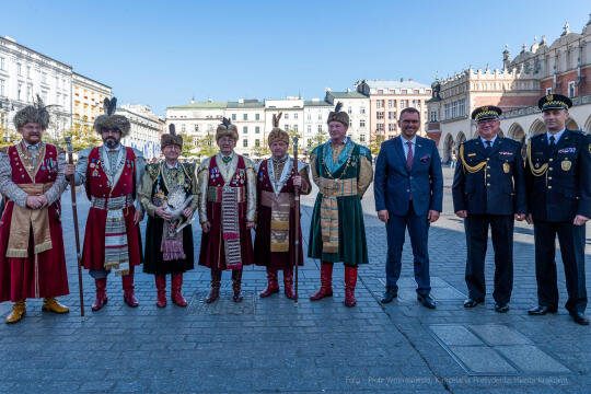 104. rocznica wyzwolenia spod władzy zaborczej – złożenie kwiatów pod tablicą pamiątkową na