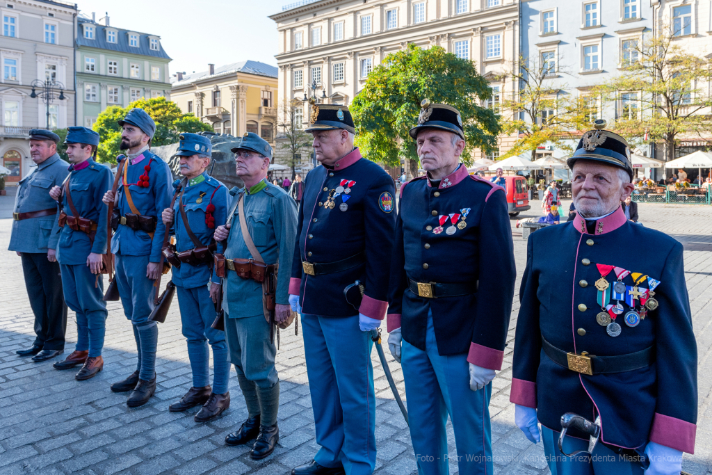 104. rocznica wyzwolenia spod władzy zaborczej – złożenie kwiatów pod tablicą pamiątkową na  Autor: P. Wojnarowski