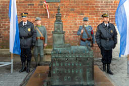 104. rocznica wyzwolenia spod władzy zaborczej – złożenie kwiatów pod tablicą pamiątkową na
