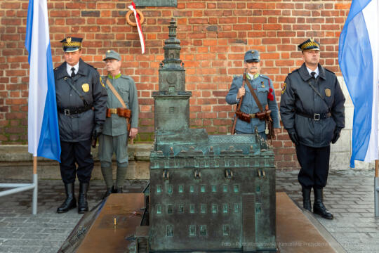 104. rocznica wyzwolenia spod władzy zaborczej – złożenie kwiatów pod tablicą pamiątkową na