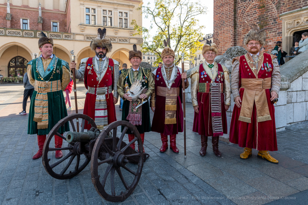 104. rocznica wyzwolenia spod władzy zaborczej – złożenie kwiatów pod tablicą pamiątkową na  Autor: P. Wojnarowski