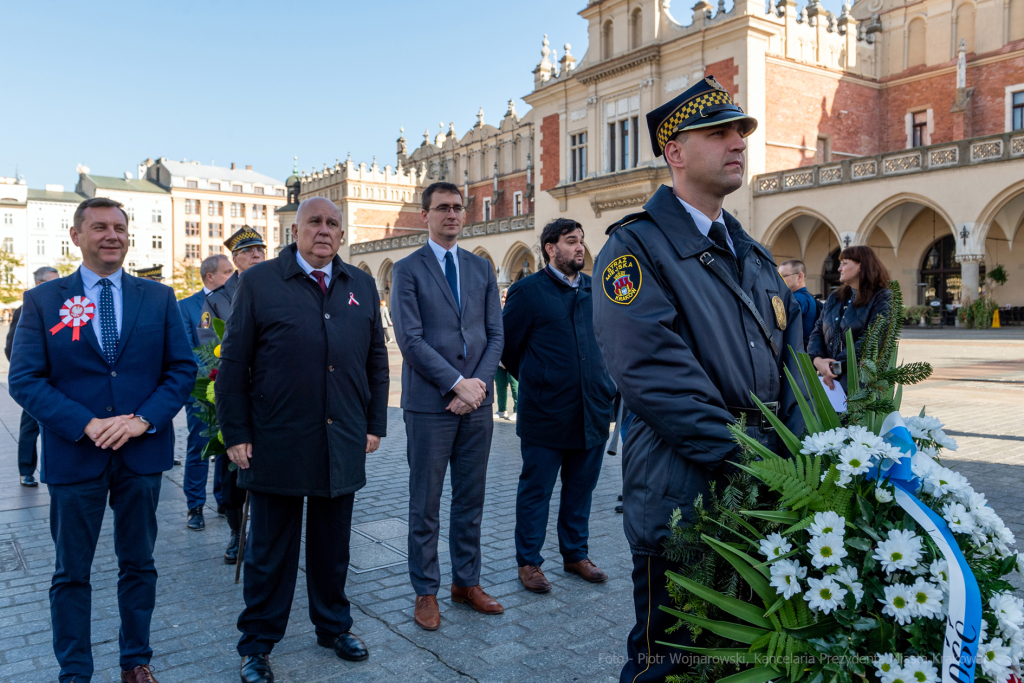 104. rocznica wyzwolenia spod władzy zaborczej – złożenie kwiatów pod tablicą pamiątkową na  Autor: P. Wojnarowski