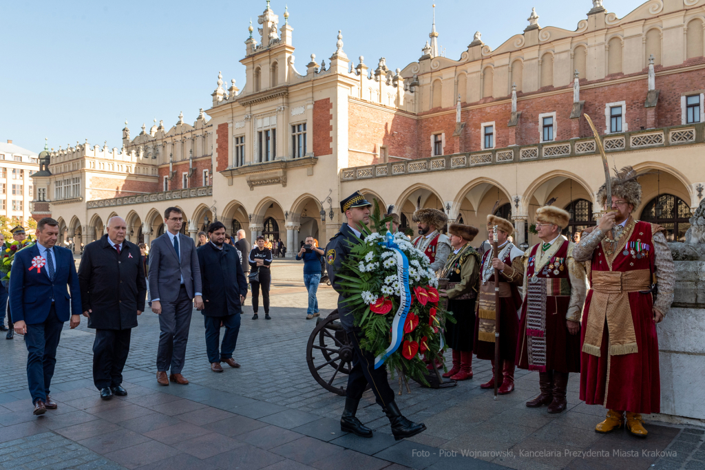 104. rocznica wyzwolenia spod władzy zaborczej – złożenie kwiatów pod tablicą pamiątkową na  Autor: P. Wojnarowski