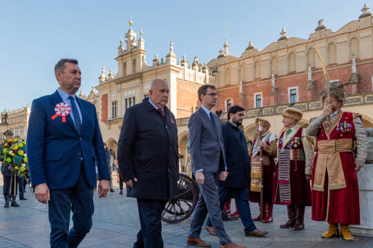 104. rocznica wyzwolenia spod władzy zaborczej – złożenie kwiatów pod tablicą pamiątkową na