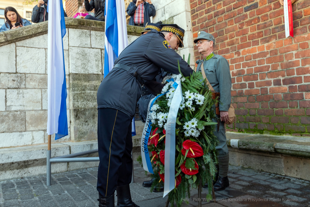 104. rocznica wyzwolenia spod władzy zaborczej – złożenie kwiatów pod tablicą pamiątkową na  Autor: P. Wojnarowski