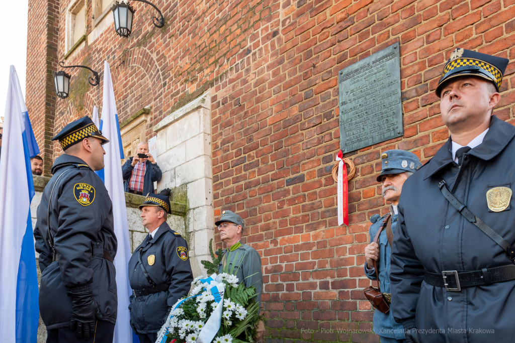 104. rocznica wyzwolenia spod władzy zaborczej – złożenie kwiatów pod tablicą pamiątkową na  Autor: P. Wojnarowski