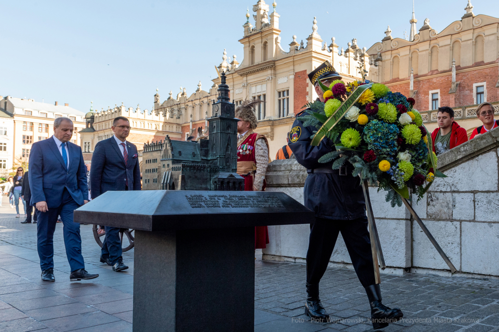 104. rocznica wyzwolenia spod władzy zaborczej – złożenie kwiatów pod tablicą pamiątkową na  Autor: P. Wojnarowski