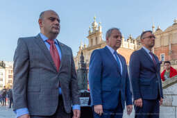 104. rocznica wyzwolenia spod władzy zaborczej – złożenie kwiatów pod tablicą pamiątkową na