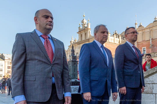 104. rocznica wyzwolenia spod władzy zaborczej – złożenie kwiatów pod tablicą pamiątkową na